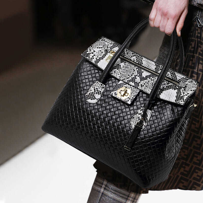 Ladies bag genuine leather fashion handbag large capacity python pattern splice shoulder bag temperament elegant handbag.bag