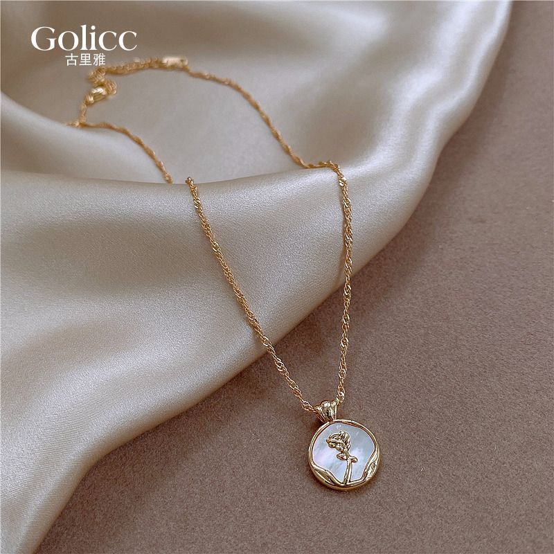 Golicc 軽量贅沢アルファベットチタン鋼ネックレスアクセサリー女性2024新型ペンダント高級感鎖骨チェーン